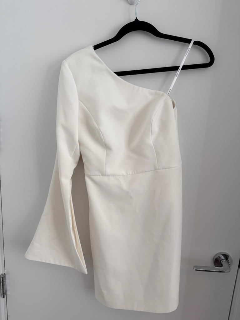 Ever New One-Shoulder White Cocktail Dress With Asymmetric Sleeve